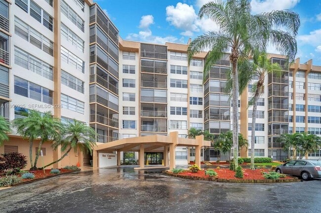 Building Photo - 1300 Saint Charles Pl Unit BANYAN L19