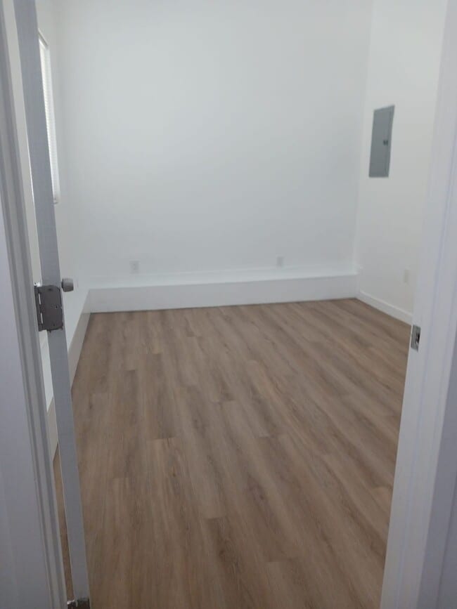 Photo - 1518 W Florence Ave Unit 3