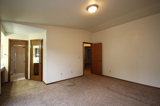 Photo - Beautiful 3 Bedroom Tri-Level Home In Fede...