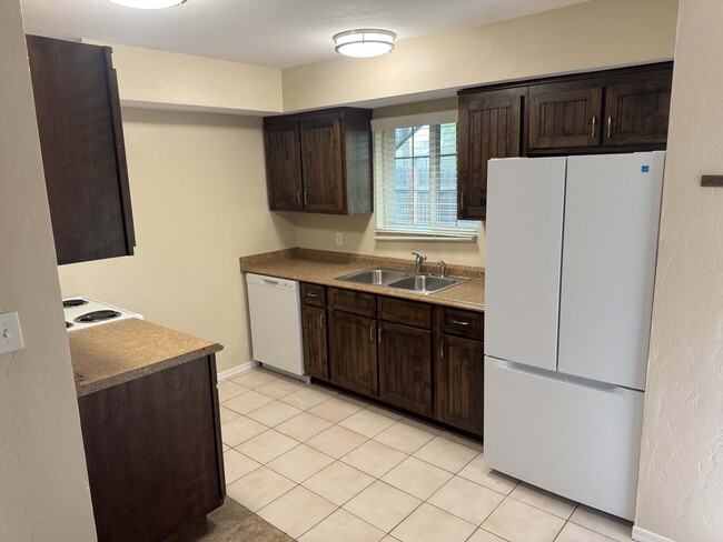 Kitchen - 198 N Santa Rita Ave Unidad 198