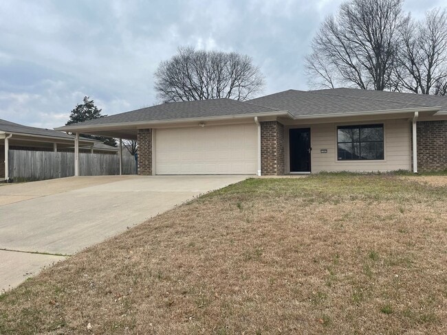 Building Photo - 3/2/2 WHITE OAK ISD - extra parking and st... Rental