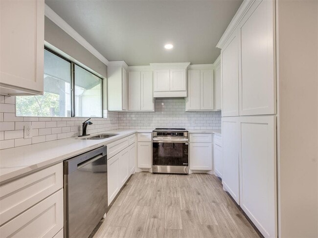 Photo - 11609 Twisted Oak Rd