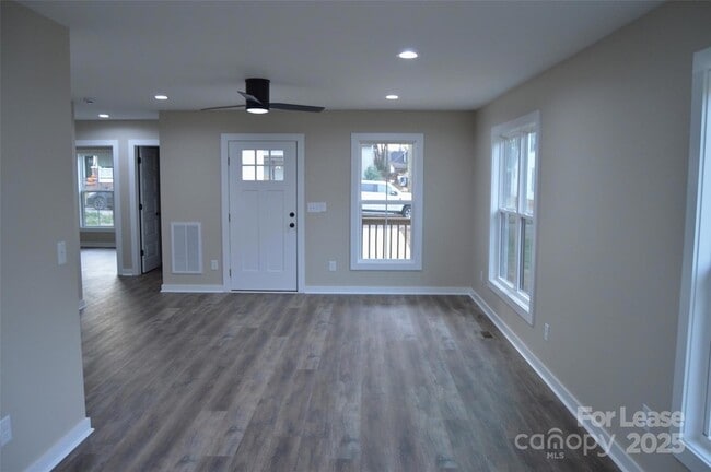 Photo - 620 W Bell St