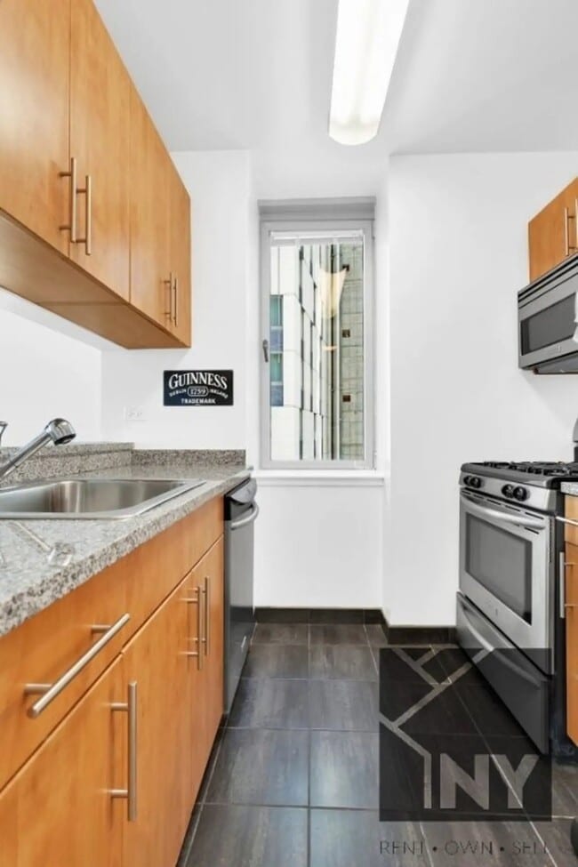 2 Maiden Ln Unit 3206