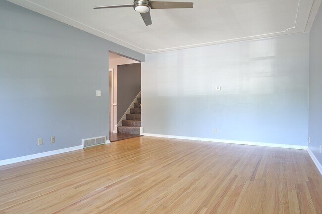 Photo - 5752 Russell Ave S Unidad 1
