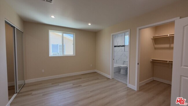 Photo - 9011 Holmes Ave