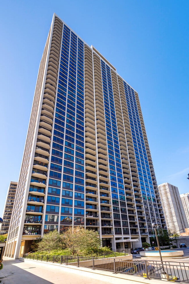 Building Photo - 1560 N Sandburg Terrace Unit 4104