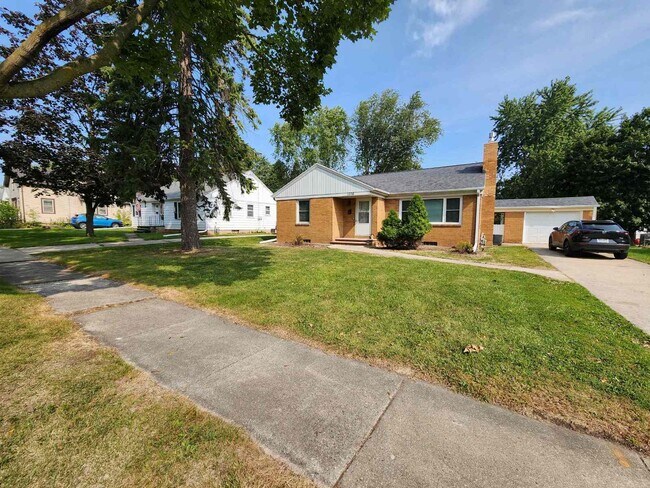 3 Bedroom Ranch with huge fenced in back yard - 3 Bedroom Ranch with huge fenced in back yard Apartment