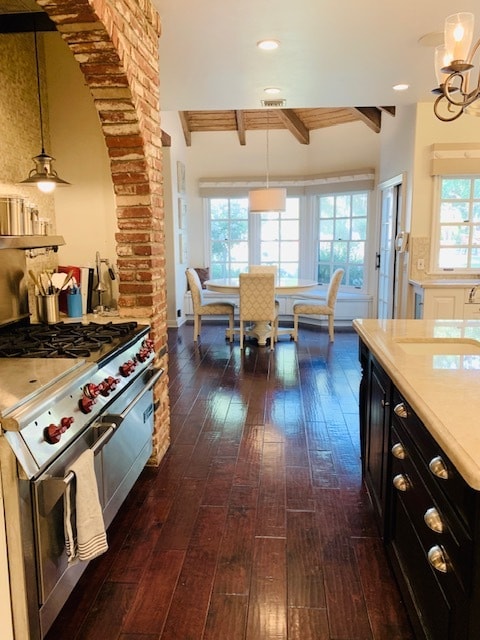 Cocina y zona de desayuno - 4542 Westchester Dr