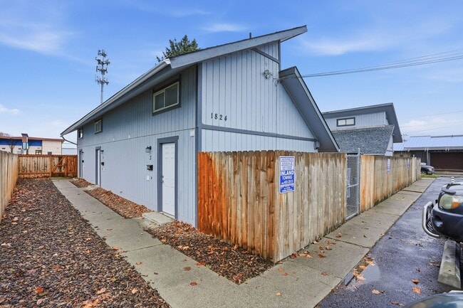 Building Photo - 1824 W Maxwell Ave Unit 2