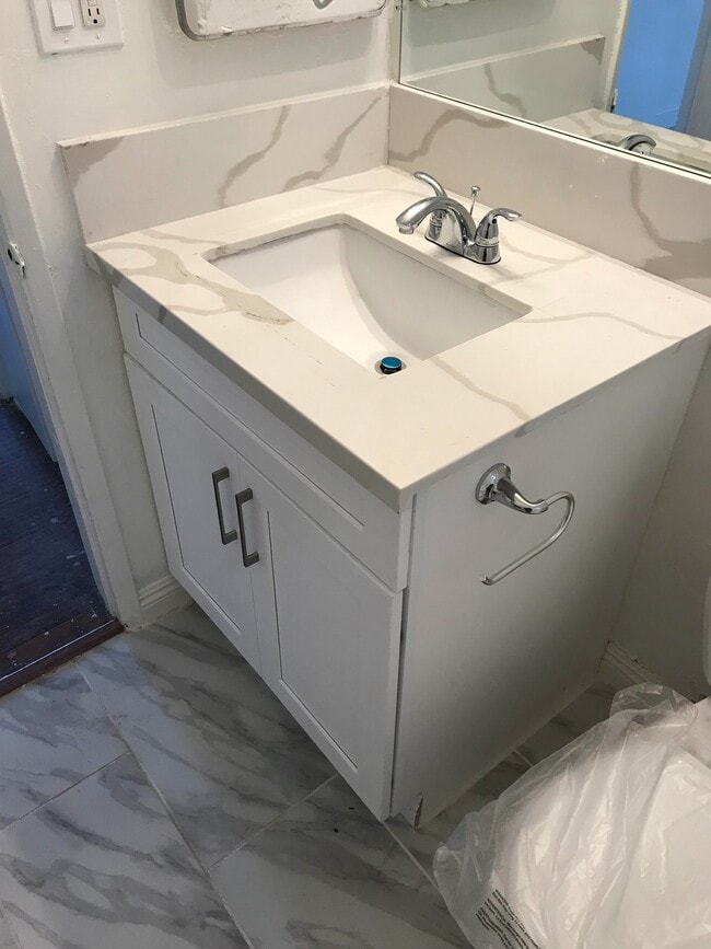 Photo - Spacious Units available - Great Location! -- Hollywood