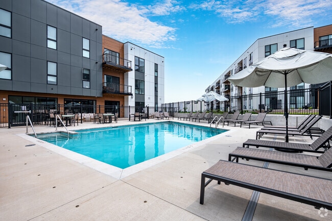 Piscina - COAST at Lakeshore Commons