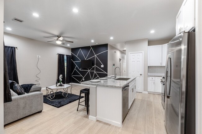 Photo - 4661 Clover St