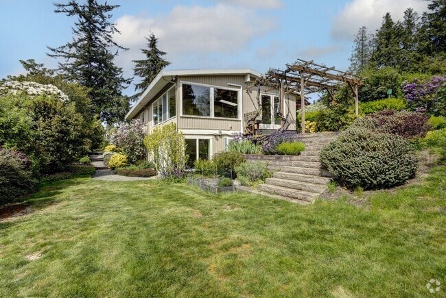 Building Photo - 3Bd/2.75Ba Shoreline House