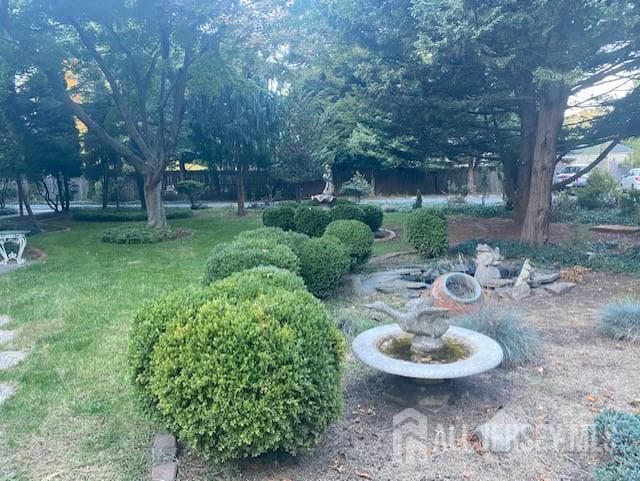 Photo - 527-533 W 8th St