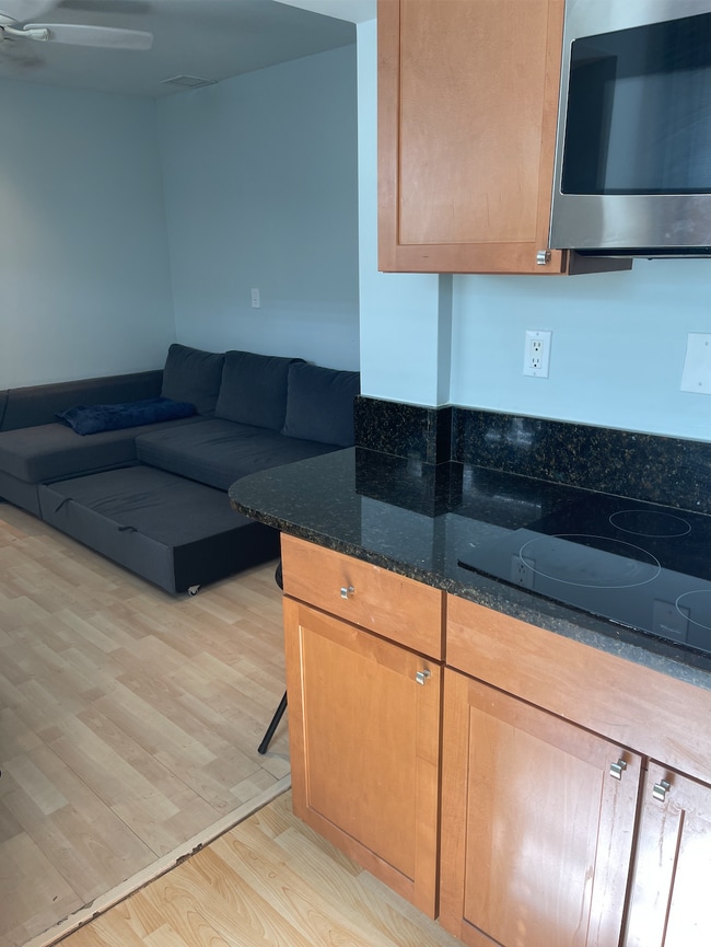 Building Photo - 1008 NE 11th St - Side Unit 1008 Side