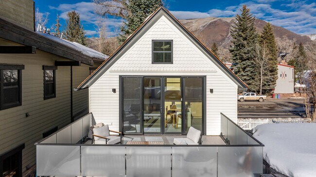 Photo - 211 W Main St Unidad 201