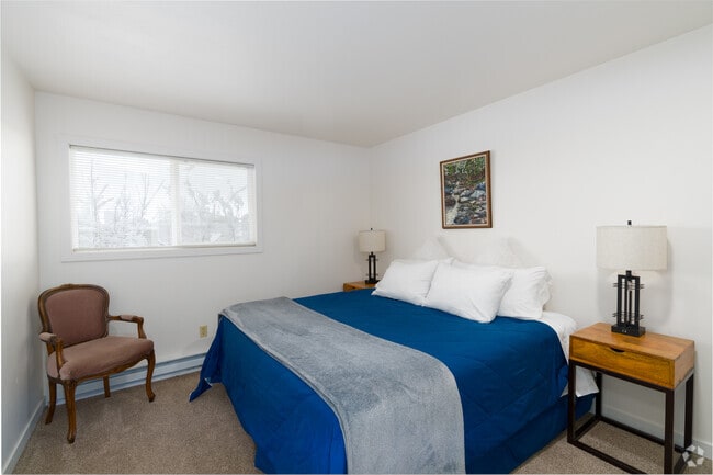 2BR, 1BA - 850SF - King Bedroom
