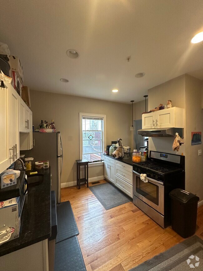 Building Photo - 171 Walnut St Unit 2 Rental
