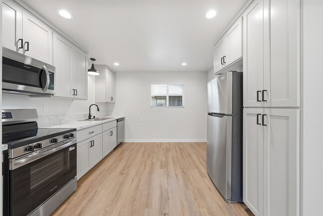 Building Photo - Large Brand New Remodeled 1 Bedroom Unit 835