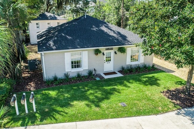 Photo - 919 SW 6th Ave