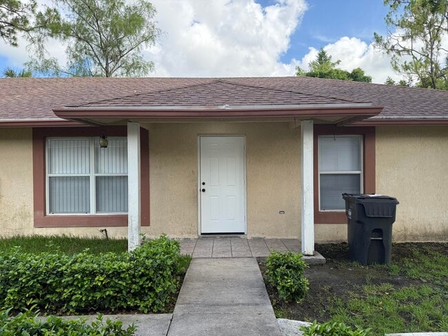 Building Photo - 1215 Hyacinth Pl Unit 1215