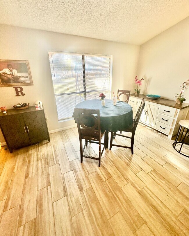 Photo - Nice 2 bedroom / 2 bathroom / 2 car garage single story town home for rent in Shalimar!