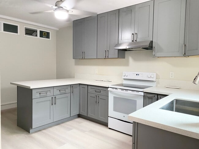 Building Photo - Moanalua Valley - 2 bedroom 1 bath 1 parki...