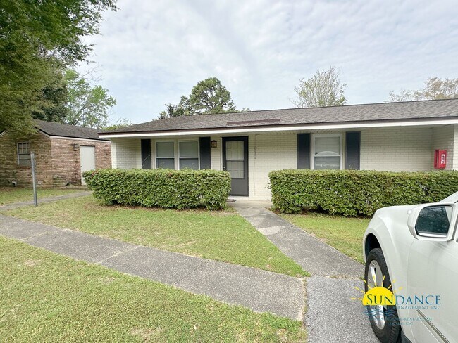 Building Photo - Beautiful 2-Bedroom Home in the Heart of Pensacola! Unit 8