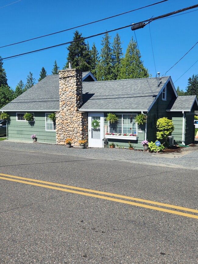 Building Photo - 15732 E Shore Dr