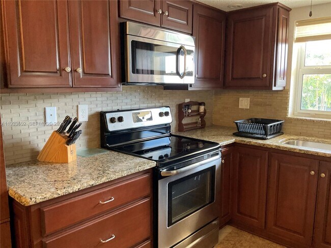 Building Photo - 100 SE 6th Ave Unit 203