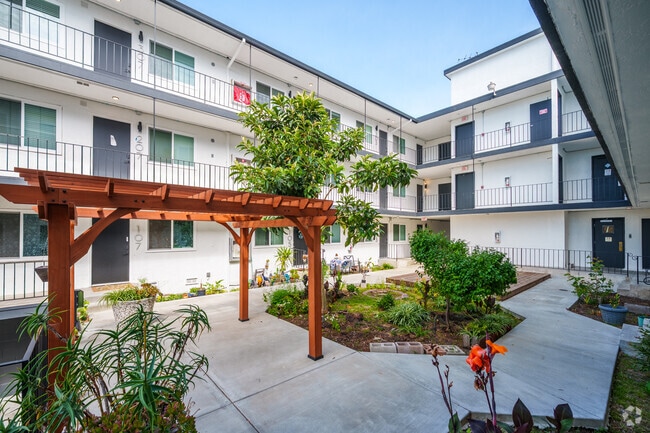 Courtyard - 2124 Parker