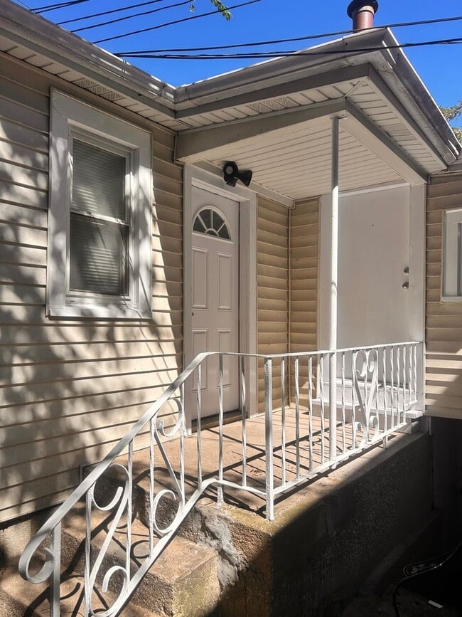 Building Photo - Updated 1-Bedroom Coach House with In-Unit Laundry Unit COACH