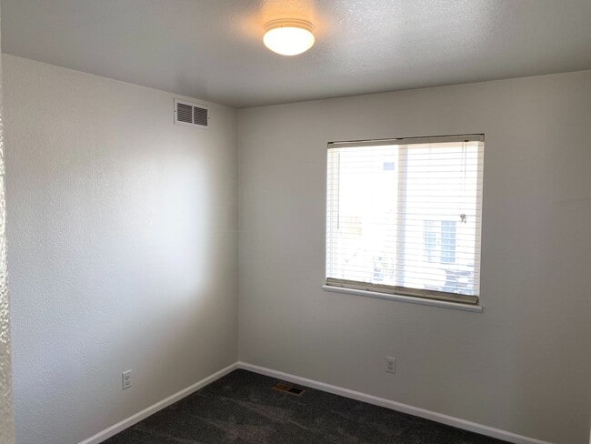 Building Photo - Beautiful Mountain Views / 4 Bedroom Home