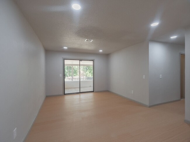 Photo - Charming 3 bedroom, 1.5 bath single-family home in a quiet northwest Oklahoma City neighborhood