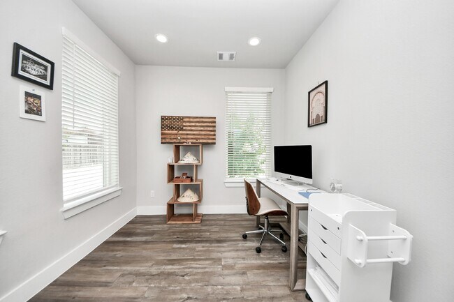 Photo - 1743 Cove Cres Ct