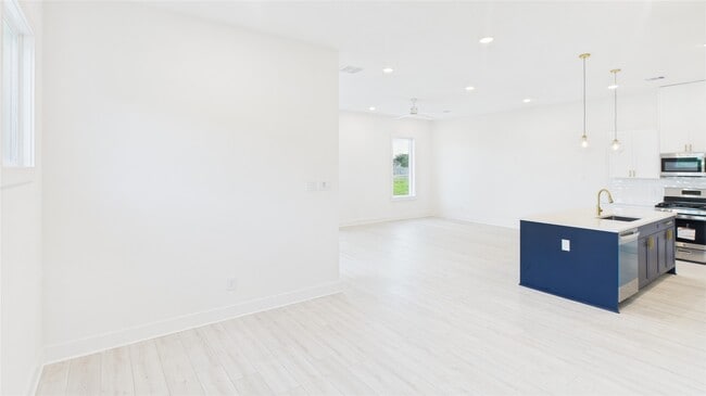 Building Photo - 9606 Valeca Dr