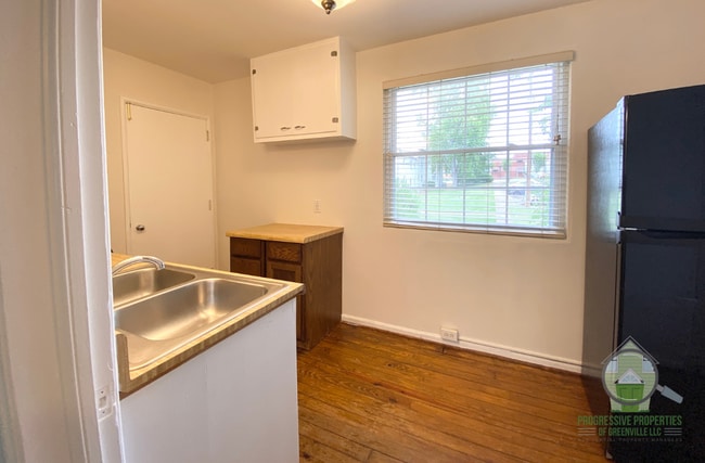 Photo - 100 Lewis Dr