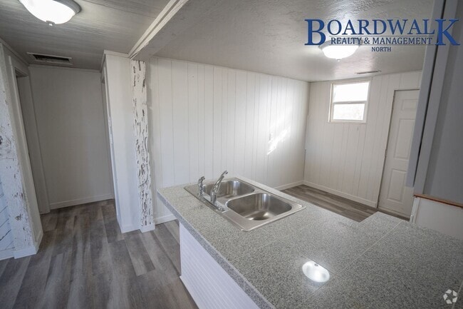 Building Photo - Pet Friendly 2 Bedroom Home