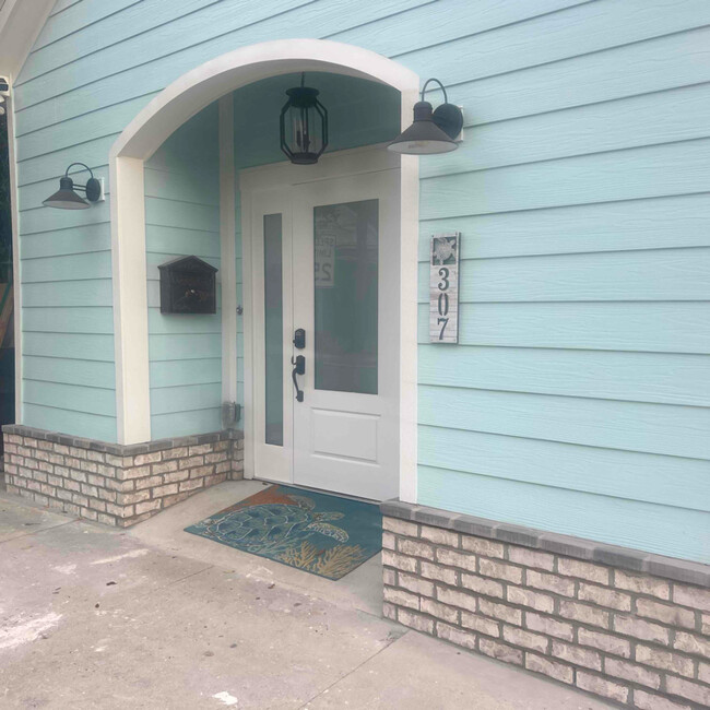 Building Photo - 307 E Gonzalez St Rental