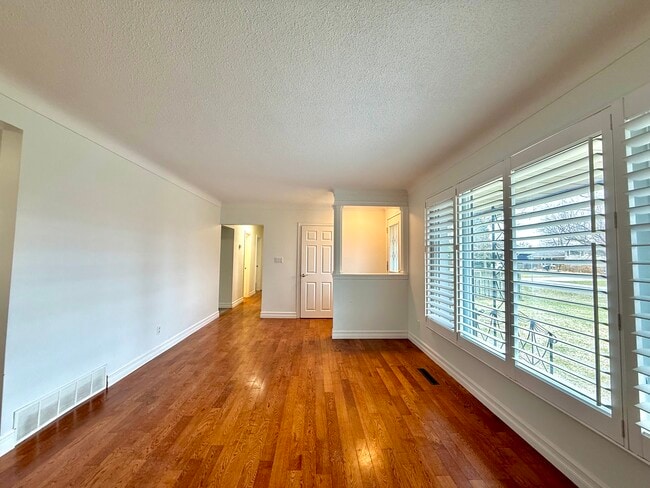 Photo - 90 Rochelle Dr