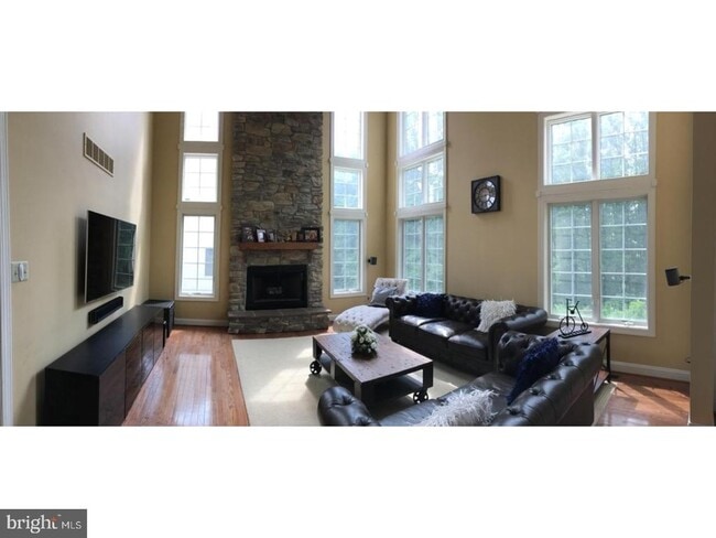 Photo - 310 Waynebrook Dr