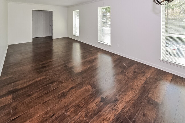 Photo - 1401 Jennifer Dr