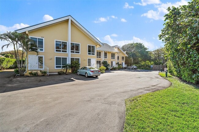 245 NE MacArthur Blvd Unit 17