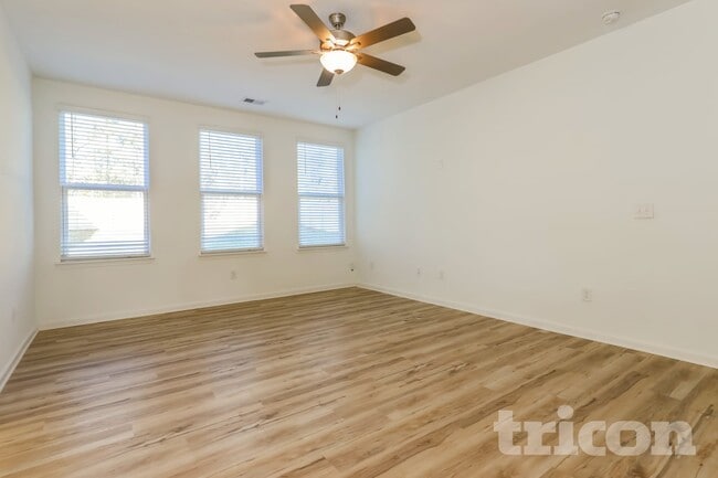 172 Everett Sq
