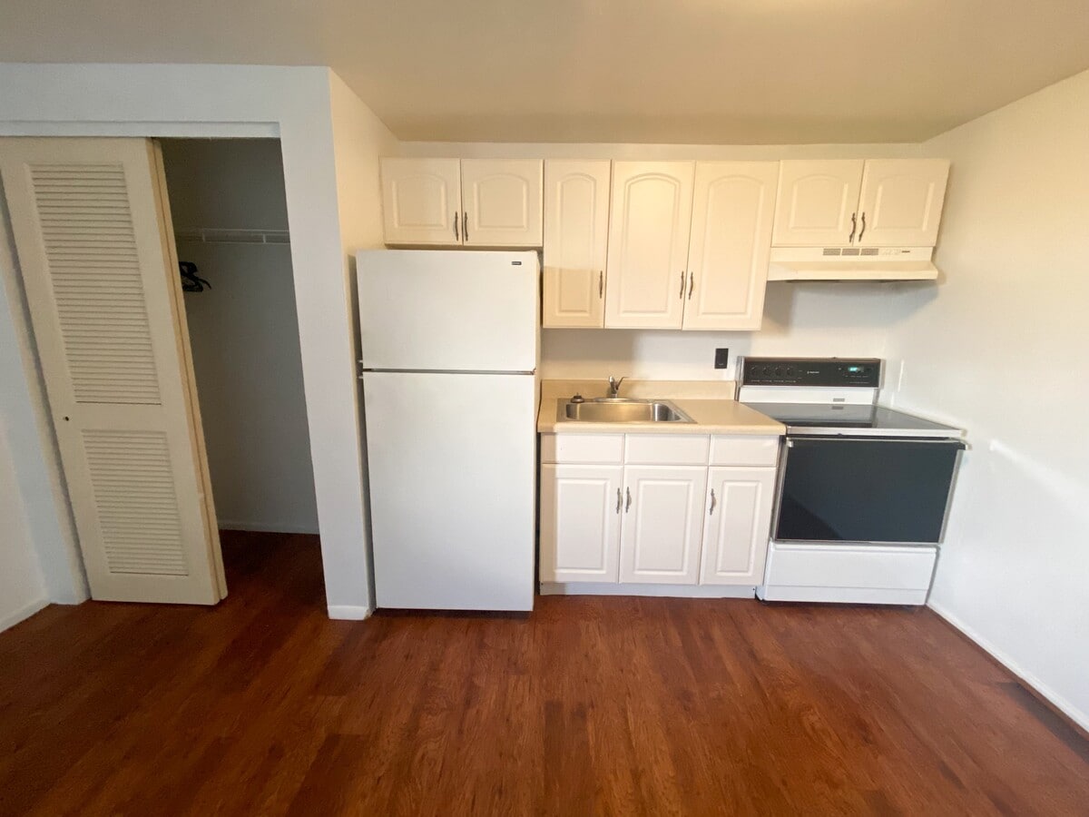 Kitchen - 303 South Rd Unit 4