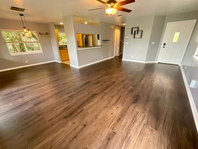 Building Photo - 4 bedroom, 2.5 bath, Mountain and Ocean Ba...