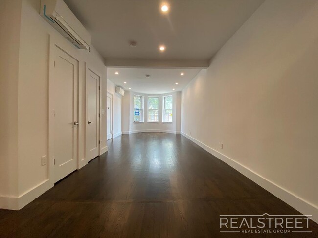 Stunning FLOOR THRU in Ridgewood Townhouse... - Stunning FLOOR THRU in Ridgewood Townhouse... Unit 1