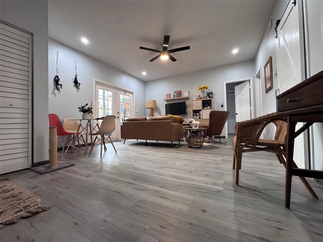 Photo - 1417 Avon Ln Unidad 104