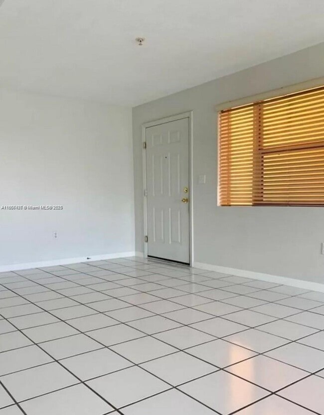 Photo - 1627 NW 18th St Unidad 304